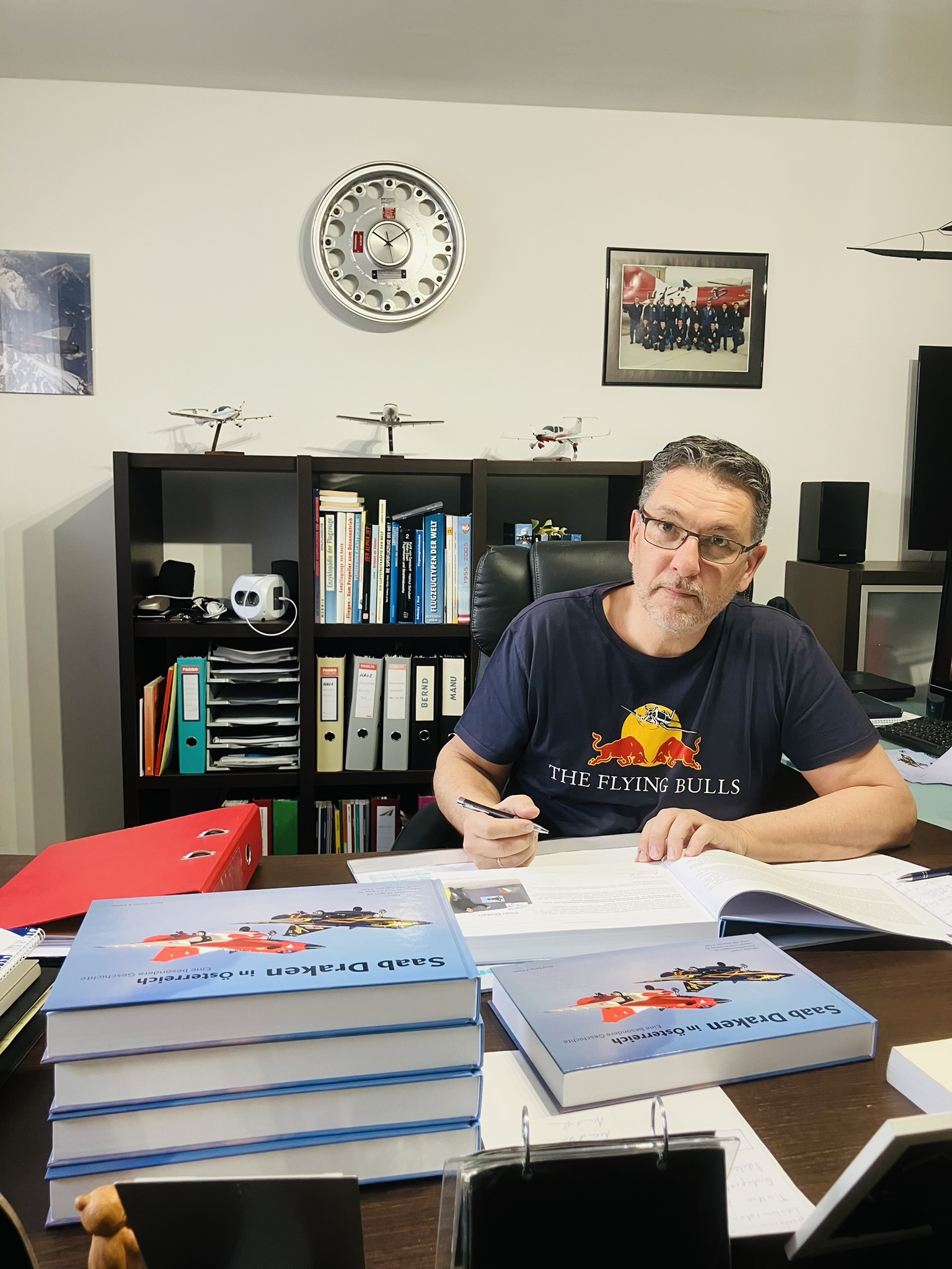 Bernd Karner signiert das Buch